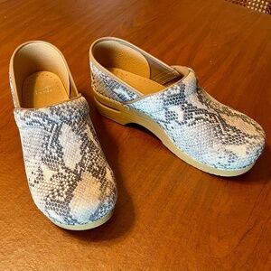 Dansko nubuck snake skin print size 42 (11.5-12)